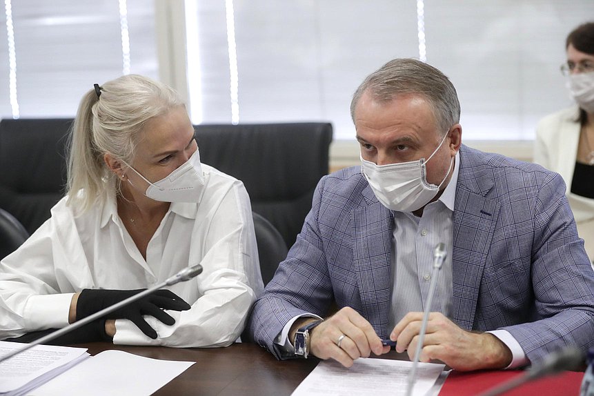 Члены Комитета по государственному строительству и законодательству Ирина Белых и Николай Брыкин