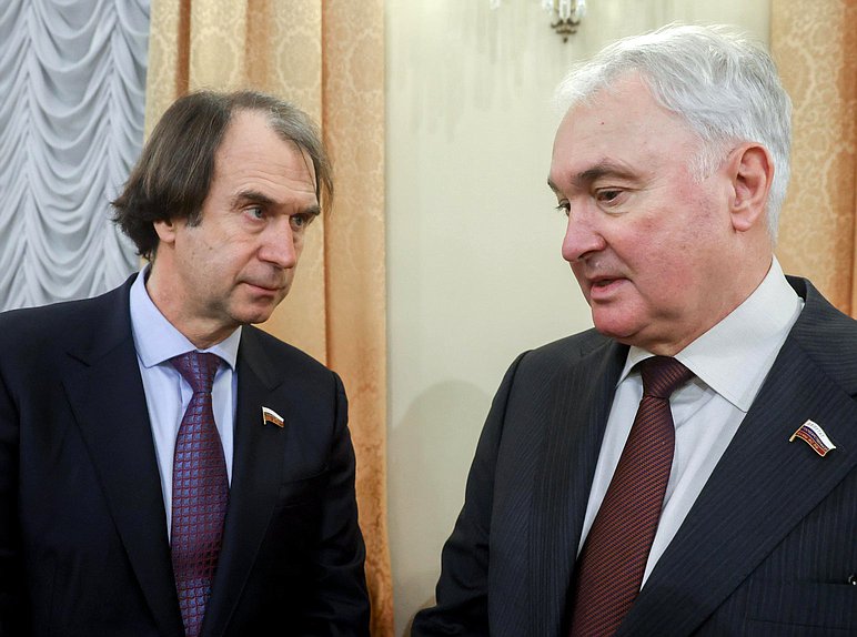 Заместитель Председателя Комитета по защите конкуренции Сергей Лисовский и Председатель Комитета по обороне Андрей Картаполов