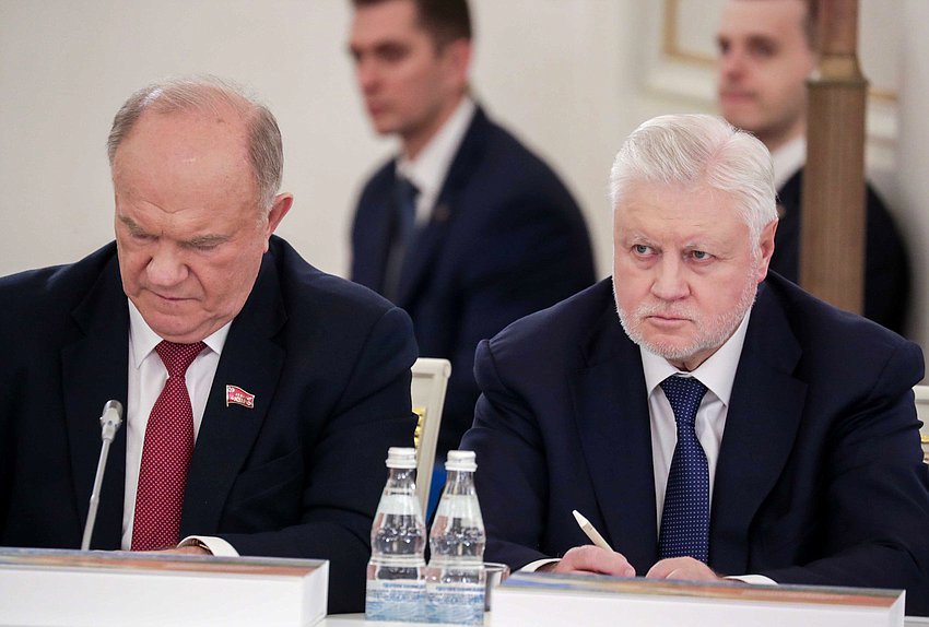 Руководитель фракции КПРФ Геннадий Зюганов и руководитель фракции «Справедливая Россия» Сергей Миронов