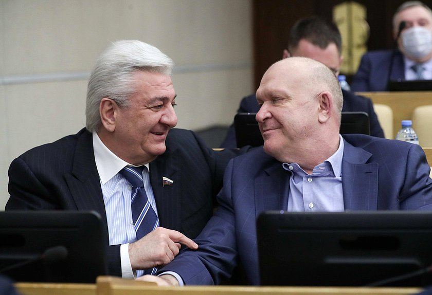 Член Комитета по международным делам Заур Геккиев и член Комитета по аграрным вопросам Анатолий Бифов