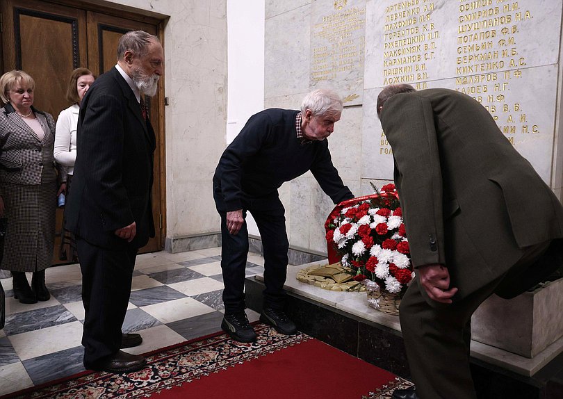 Возложение цветов ветеранами Минэкономразвития к памятной доске работников Госплана СССР