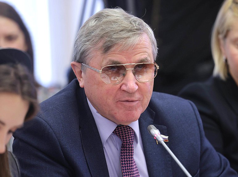 Первый заместитель Председателя Комитета по науке и высшему образованию Олег Смолин