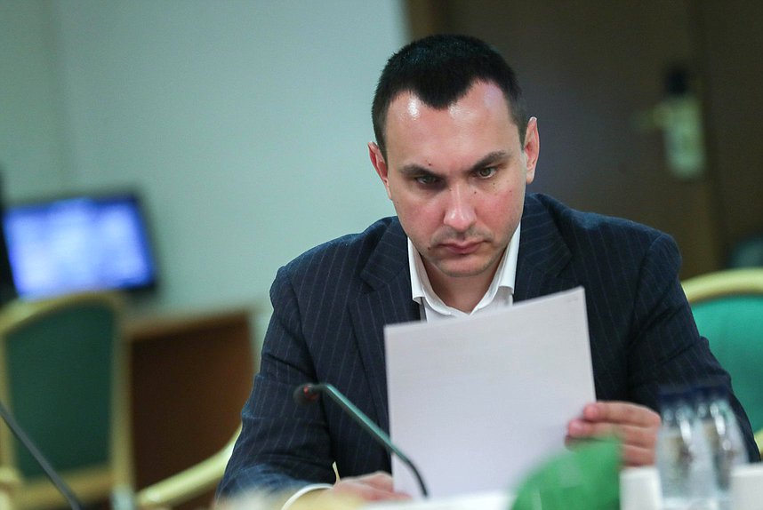 Член Комитета по экологии, природным ресурсам и охране окружающей среды Максим Иванов
