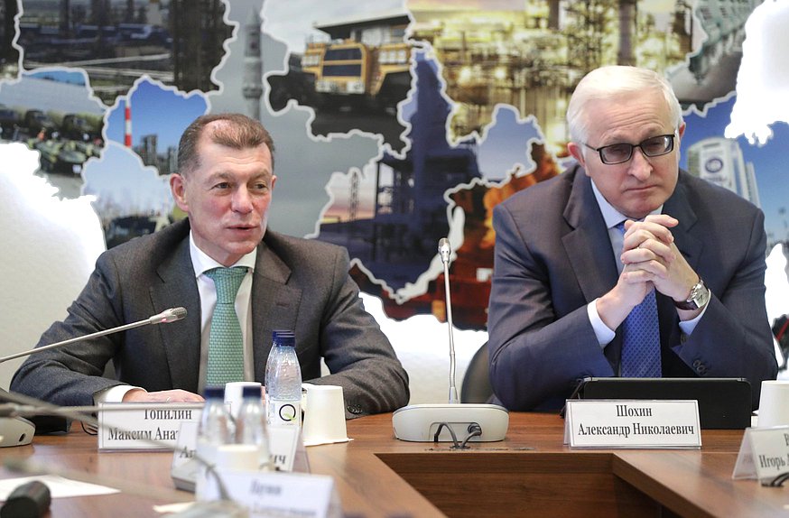 Председатель Комитета по экономической политике Максим Топилин и Президент Российского союза промышленников и предпринимателей (РСПП) Александр Шохин