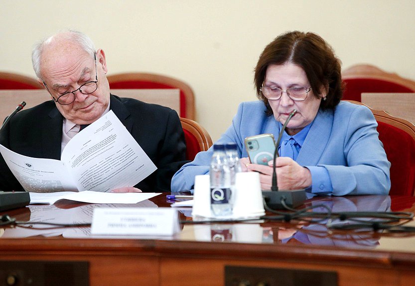 Члены Комитета по охране здоровья Александр Румянцев и Римма Утяшева