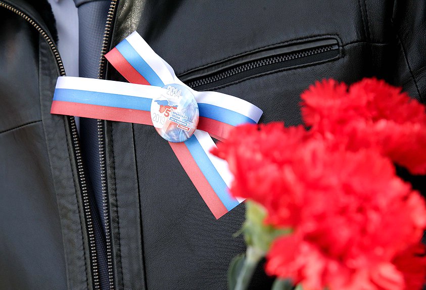 Делегация Государтвенной Думы приняла участие в церемонии возложения цветов к памятнику «Народное ополчение всех времен» и праздничном шествии в Симферополе