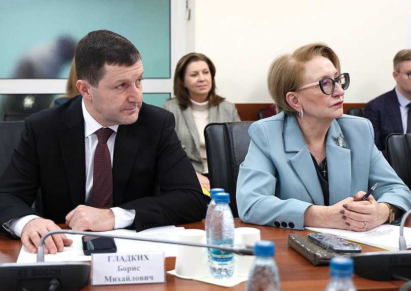 Член Комитета по энергетике Борис Гладких и заместитель Председателя Комитета Наталья Назарова