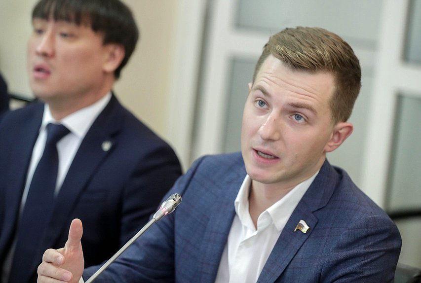 Председатель Комитета по молодежной политике Артем Метелев