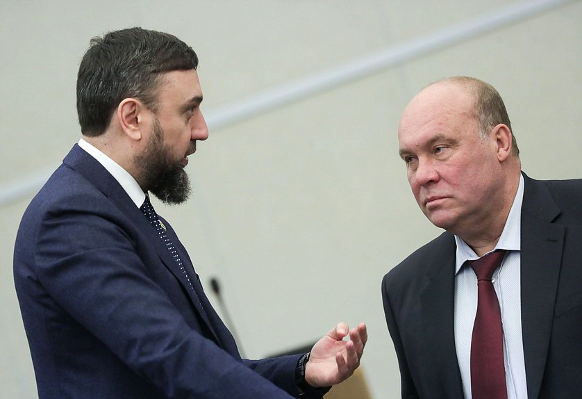 Первый заместитель Председателя Комитета по международным делам Шамсаил Саралиев и член Комитета по транспорту и развитию транспортной инфраструктуры Андрей Колесник