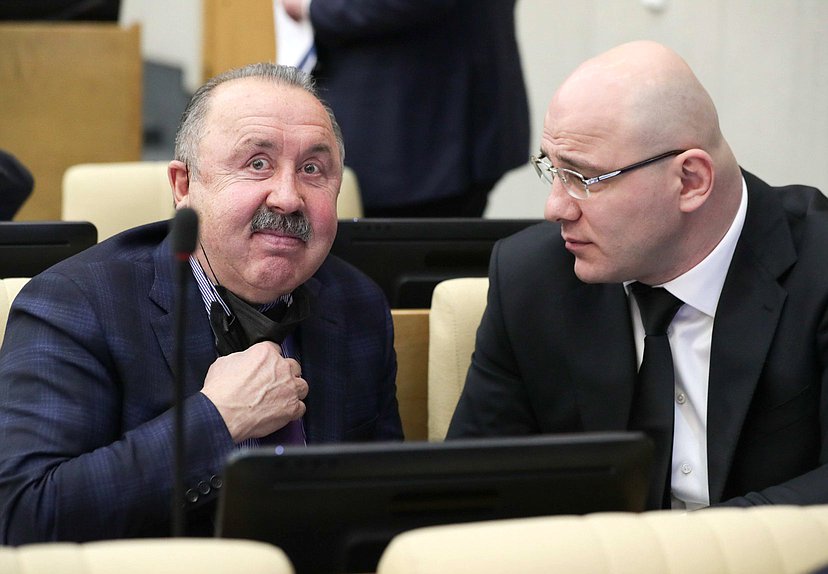 Председатель Комитета по делам национальностей Валерий Газзаев и заместитель Председателя Комитета по физической культуре, спорту, туризму и делам молодежи Артур Таймазов