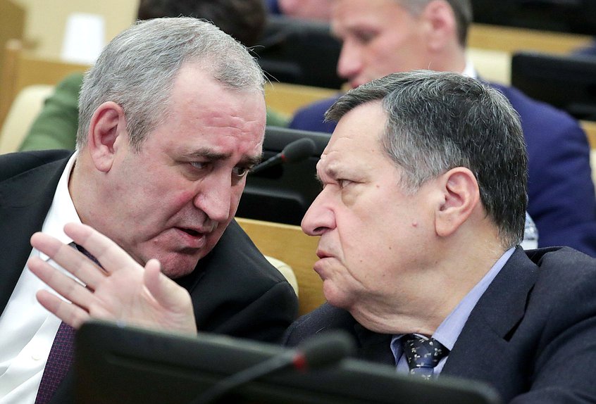 Заместитель Председателя Государственной Думы Сергей Неверов и Председатель Комитета по бюджету и налогам Андрей Макаров