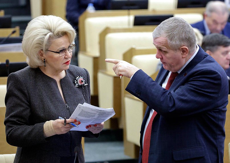 Председатель Комитета по защите семьи, вопросам отцовства, материнства и детства Нина Останина и Первый заместитель Председателя Комитета по труду, социальной политике и делам ветеранов Николай Коломейцев