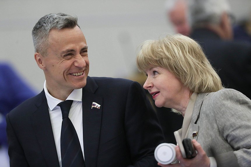 Заместитель Председателя Комитета по вопросам собственности, земельным и имущественным отношениям Владимир Самокиш и член Комитета по охране здоровья Вероника Власова