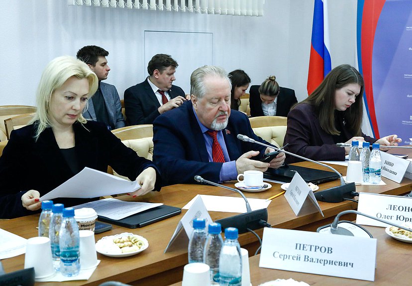 Член Комитета по развитию гражданского общества, вопросам общественных и религиозных объединений Ольга Тимофеева и заместители Председателя Комитета Сергей Обухов и Ольга Занко