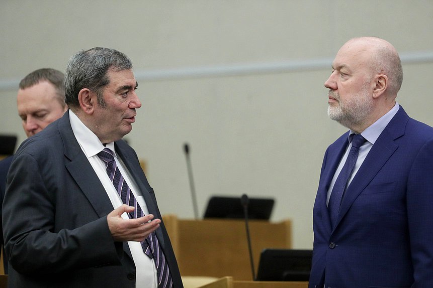 Первый заместитель Председателя Комитета по бюджету и налогам Леонид Симановский и Председатель Комитета по государственному строительству и законодательству Павел Крашенинников