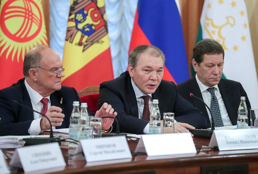 Leader of CPRF faction Gennady Zyuganov, Chairman of the Committee on Issues of the CIS and Contacts with Fellow Countrymen Leonid Kalashnikov and First Deputy Chairman of the State Duma Aleksandr Zhukov