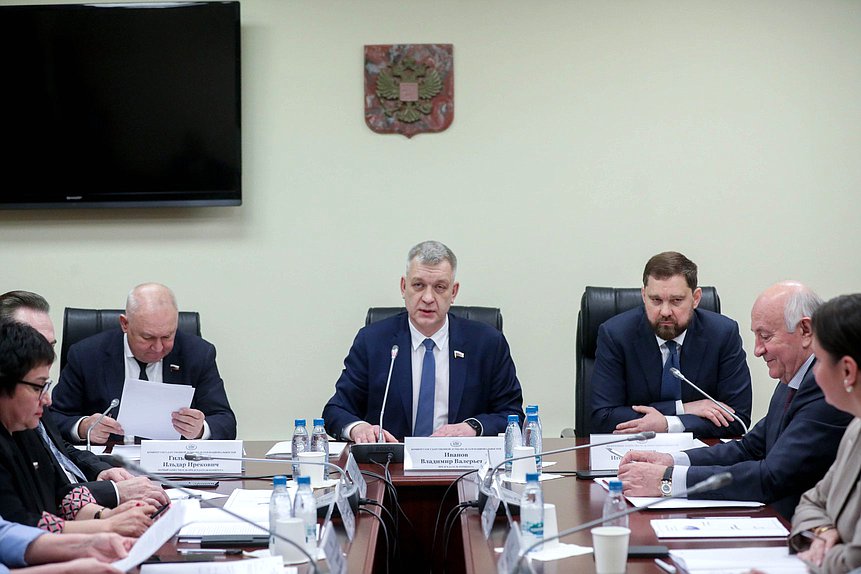 Первый заместитель Председателя Комитета по делам национальностей Ильдар Гильмутдинов, Председатель Комитета Владимир Иванов и руководитель Федерального Агентства по делам национальностей Игорь Баринов