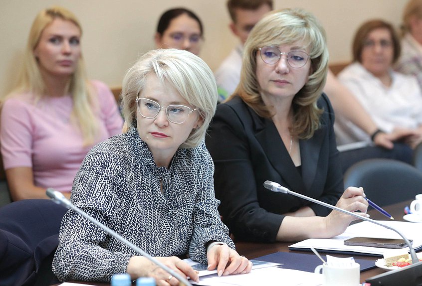 Члены Комитета по просвещению Эльвира Аиткулова и Лариса Тутова