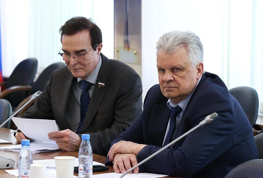 Члены Комитета по экономической политике Александр Максимов и Виктор Казаков