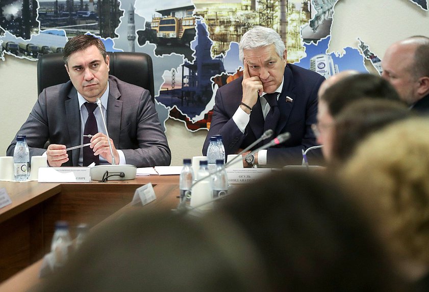 Председатель Комитета по охране здоровья Дмитрий Хубезов и Первый заместитель Председателя Комитета Леонид Огуль