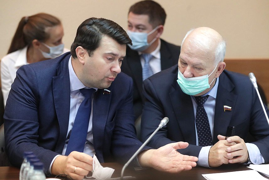 Заместители Председателя Комитета по экологии, природным ресурсам и охране окружающей среды Олег Лебедев и Анатолий Грешневиков