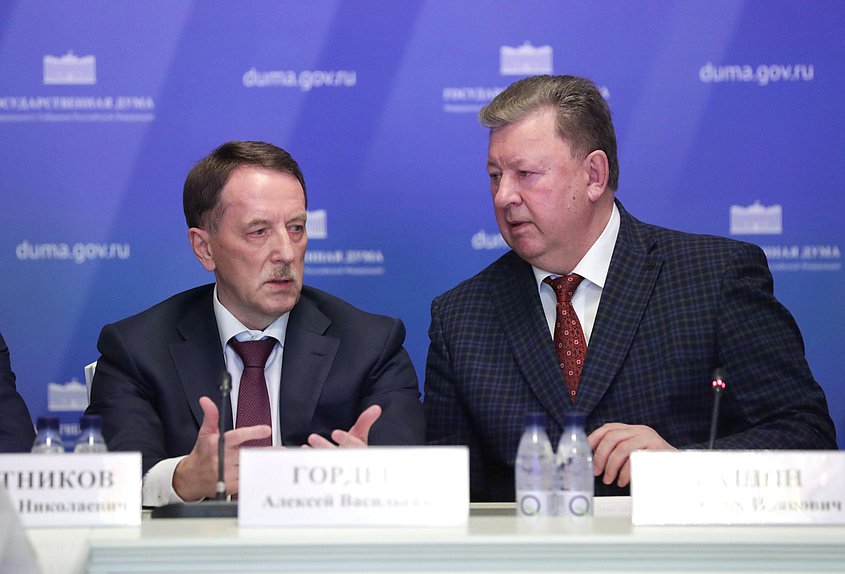 Заместитель Председателя Государственной Думы Алексей Гордеев и Председатель Комитета по аграрным вопросам Владимир Кашин