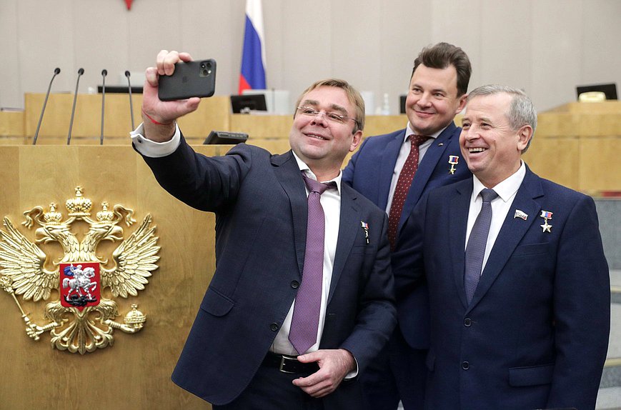 Член Комитета по транспорту и строительству Максим Сураев и члены Комитета по обороне Роман Романенко и Владимир Богодухов