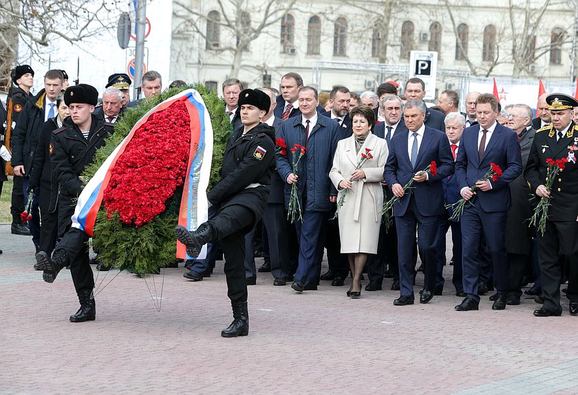 Церемония возложения венка к Мемориалу героическим защитникам Севастополя 1941–1942 гг