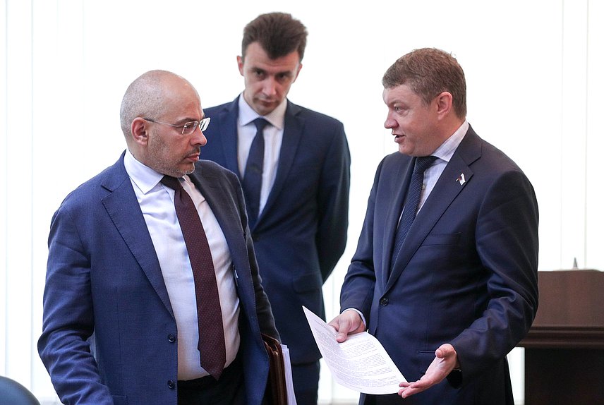 Председатель Комитета по природным ресурсам, собственности и земельным отношениям Николай Николаев и член Комитета Евгений Марков