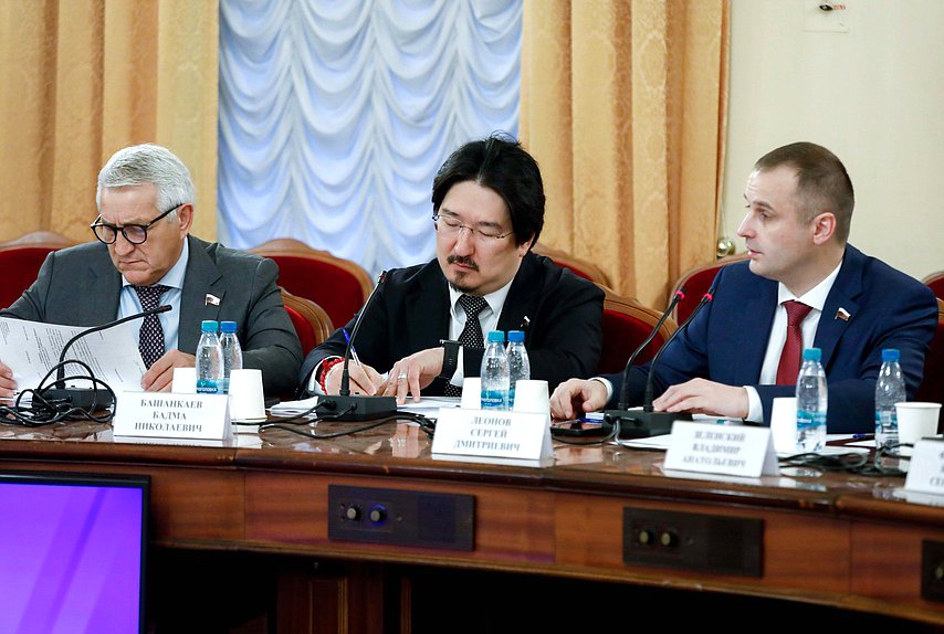 Первые заместители Председателя Комитета по охране здоровья Леонид Огуль и Бадма Башанкаев и Председатель Комитета Сергей Леонов