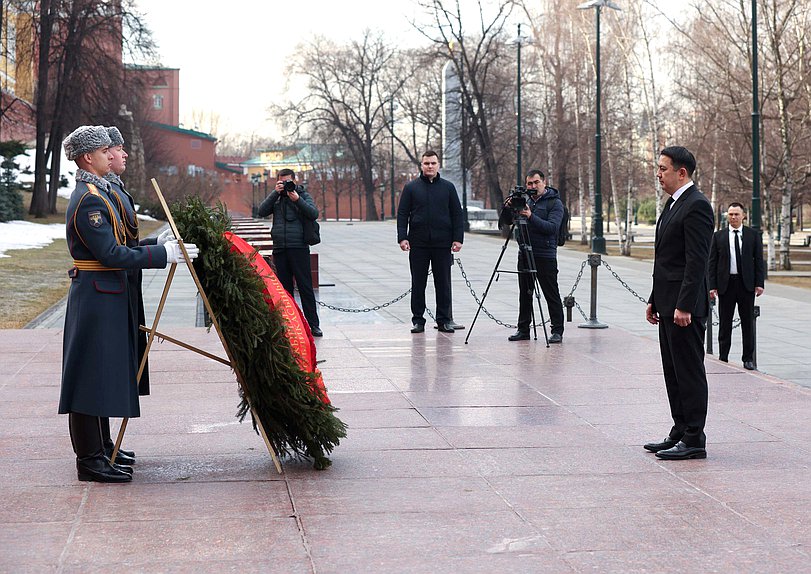 Председатель Жогорку Кенеша Киргизской Республики Марлен Маматалиев и члены делегации возложили цветы к Могиле Неизвестного солдата