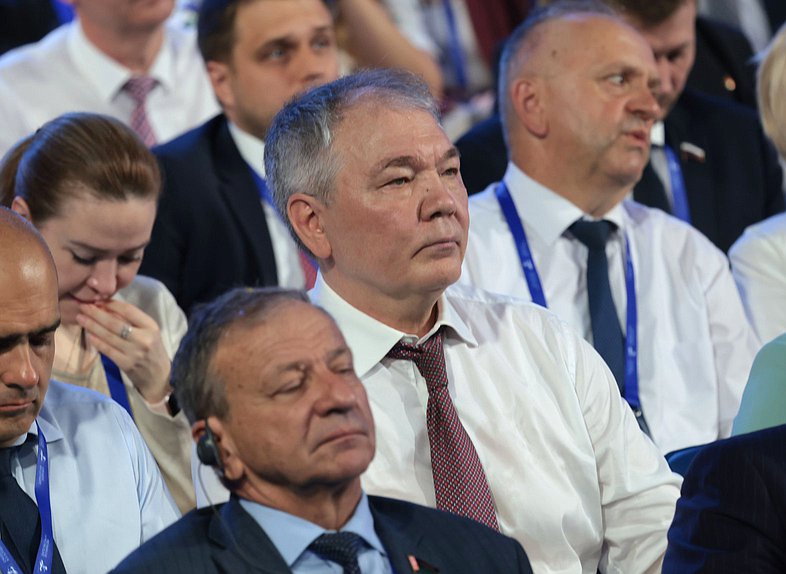 Jefe del Comité sobre la CEI, la Integración Euroasiática y las Relaciones con los Compatriotas Leonid Kalashnikov. Sesión plenaria del Foro Internacional “Gran legado – futuro común”