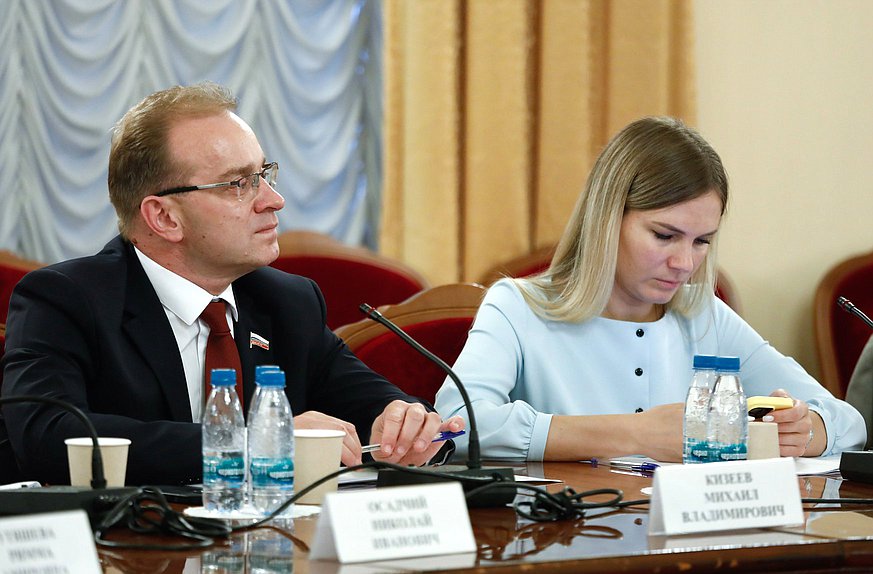 Члены Комитета по охране здоровья Михаил Кизеев и Юлия Дрожжина