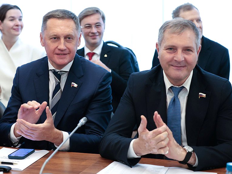 Члены Комитета по промышленности и торговле Владимир Дремов и Игорь Брагарник
