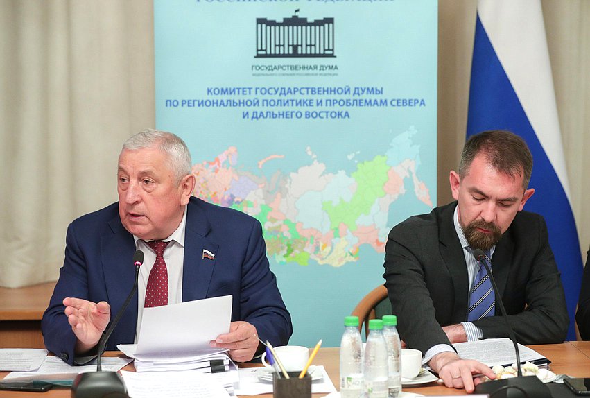 Председатель Комитета по региональной политике и проблемам Севера и Дальнего Востока Николай Харитонов и заместитель Министра РФ по развитию Дальнего Востока и Арктики Анатолий Бобраков