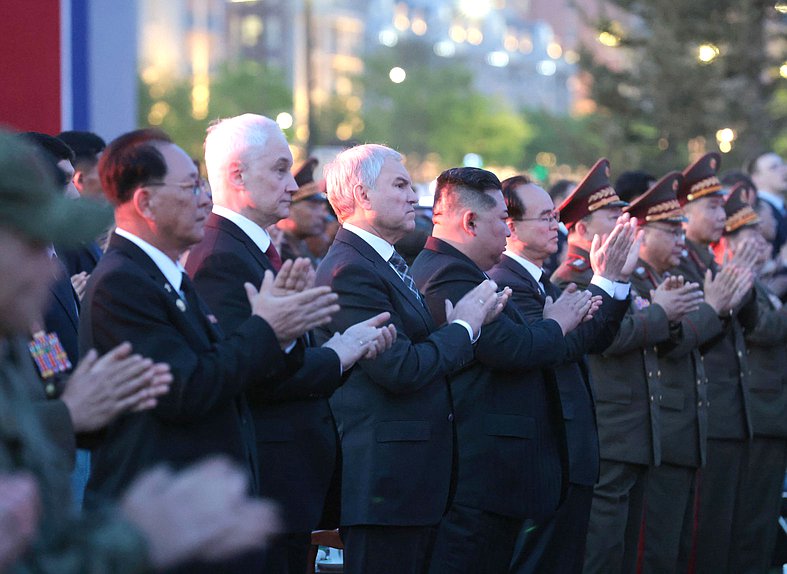 Министр обороны РФ Андрей Белоусов, Председатель Государственной Думы Вячеслав Володин и Председатель Государственных дел Корейской Народно-Демократической Республики Ким Чен Ын. Церемония открытия Мемориального комплекса и Музея боевых подвигов героев зарубежной военной операции