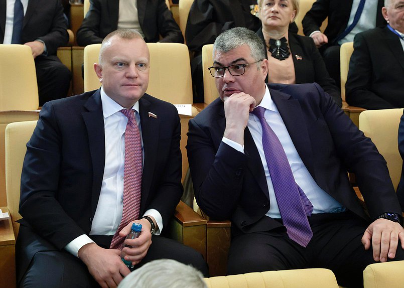 Первый заместитель Председателя Комитета по вопросам собственности, земельным и имущественным отношениям Иван Сухарев и заместитель Председателя Комитета по бюджету и налогам Каплан Панеш