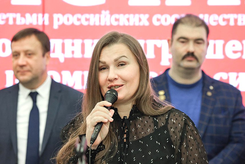 Выставка новогодних игрушек, сделанных детьми российских соотечественников, проживающих за рубежом, на тему «Фейерверк новогодних игрушек в традициях русских народных промыслов и символах России»