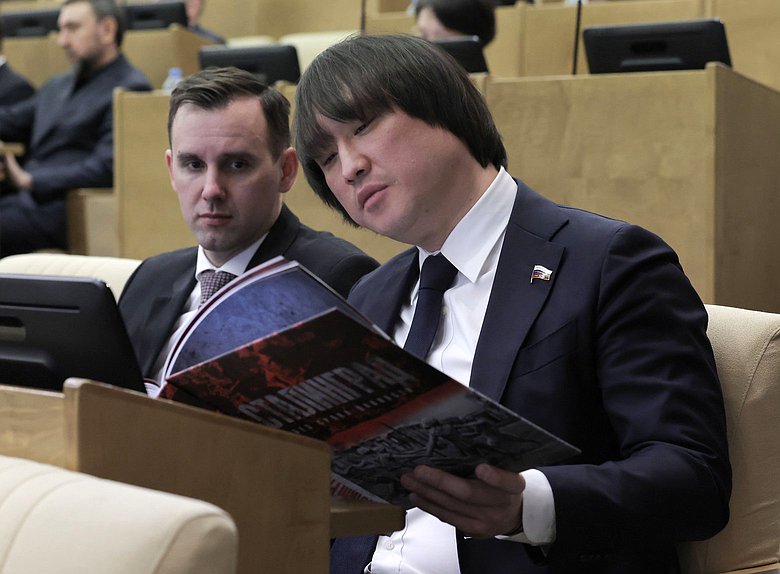 Председатель Комитета по малому и среднему предпринимательству Александр Демин и Председатель Комитета по туризму и развитию туристической инфраструктуры Сангаджи Тарбаев