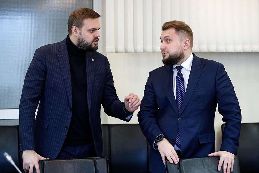 Заместитель Председателя Комитета по делам СНГ, евразийской интеграции и связям с соотечественниками Артем Туров и заместитель Председателя Государственной Думы Борис Чернышов