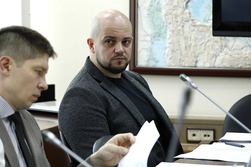 Совещание Комитета по строительству и ЖКХ с представителями министерств и ведомств о проекте федерального закона «О деятельности в сфере оказания услуг по операциям с недвижимостью»