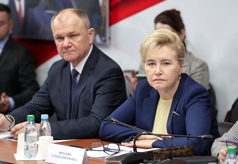 Члены Комитета по охране здоровья Николай Щеглов и Тамара Фролова