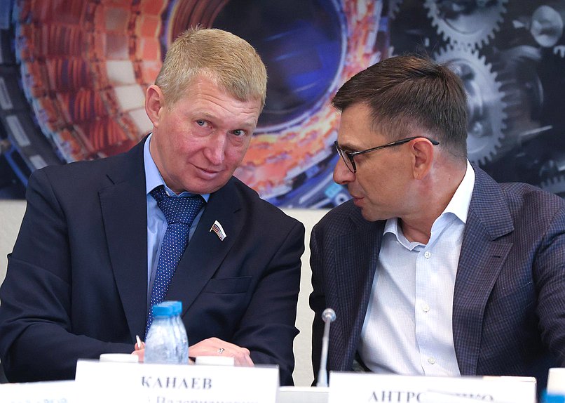 Члены Комитета по промышленности и торговле Алексей Канаев и Игорь Антропенко