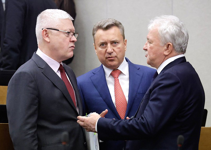 Председатель Комитета по безопасности и противодействию коррупции Василий Пискарев, заместитель Председателя Комитета Анатолий Выборный и Председатель Комитета по транспорту и развитию транспортной инфраструктуры Евгений Москвичев