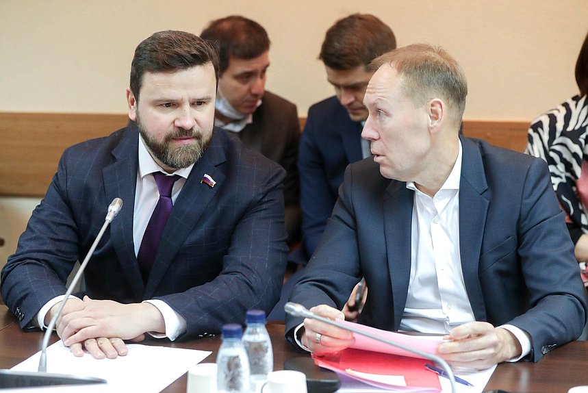 Член Комитета по энергетике Юрий Станкевич и Первый заместитель Председателя Комитета по безопасности и противодействию коррупции Андрей Луговой