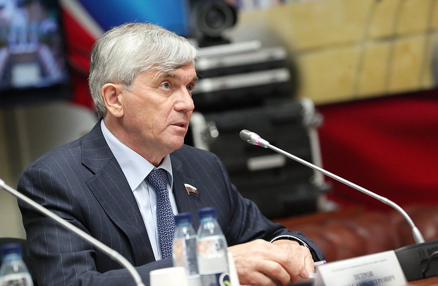 Член Комитета по охране здоровья Александр Петров