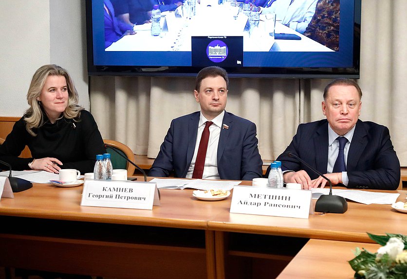 Член Комитета по защите семьи, вопросам отцовства, материнства и детства Ольга Коробова, заместитель Председателя Комитета по контролю Георгий Камнев и член Комитета по защите конкуренции Айдар Метшин