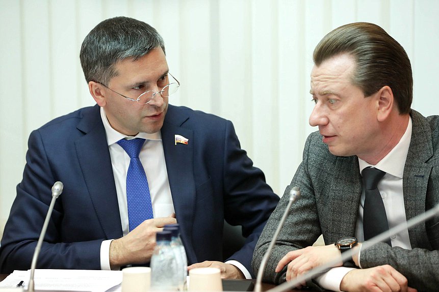 Председатель Комитета по экологии, природным ресурсам и охране окружающей среды Дмитрий Кобылкин и Первый заместитель Председателя Комитета Владимир Бурматов