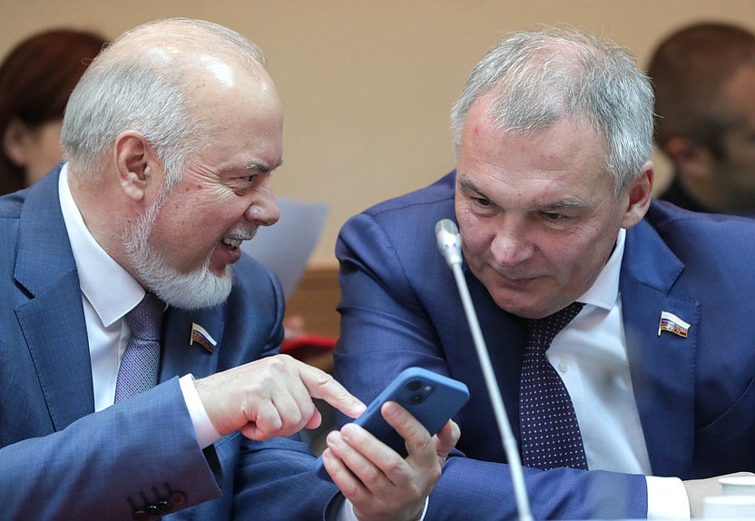 Члены Комитета по экологии, природным ресурсам и охране окружающей среды Вадим Шувалов и Юрий Григорьев