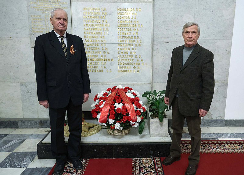 Возложение цветов ветеранами Минэкономразвития к памятной доске работников Госплана СССР